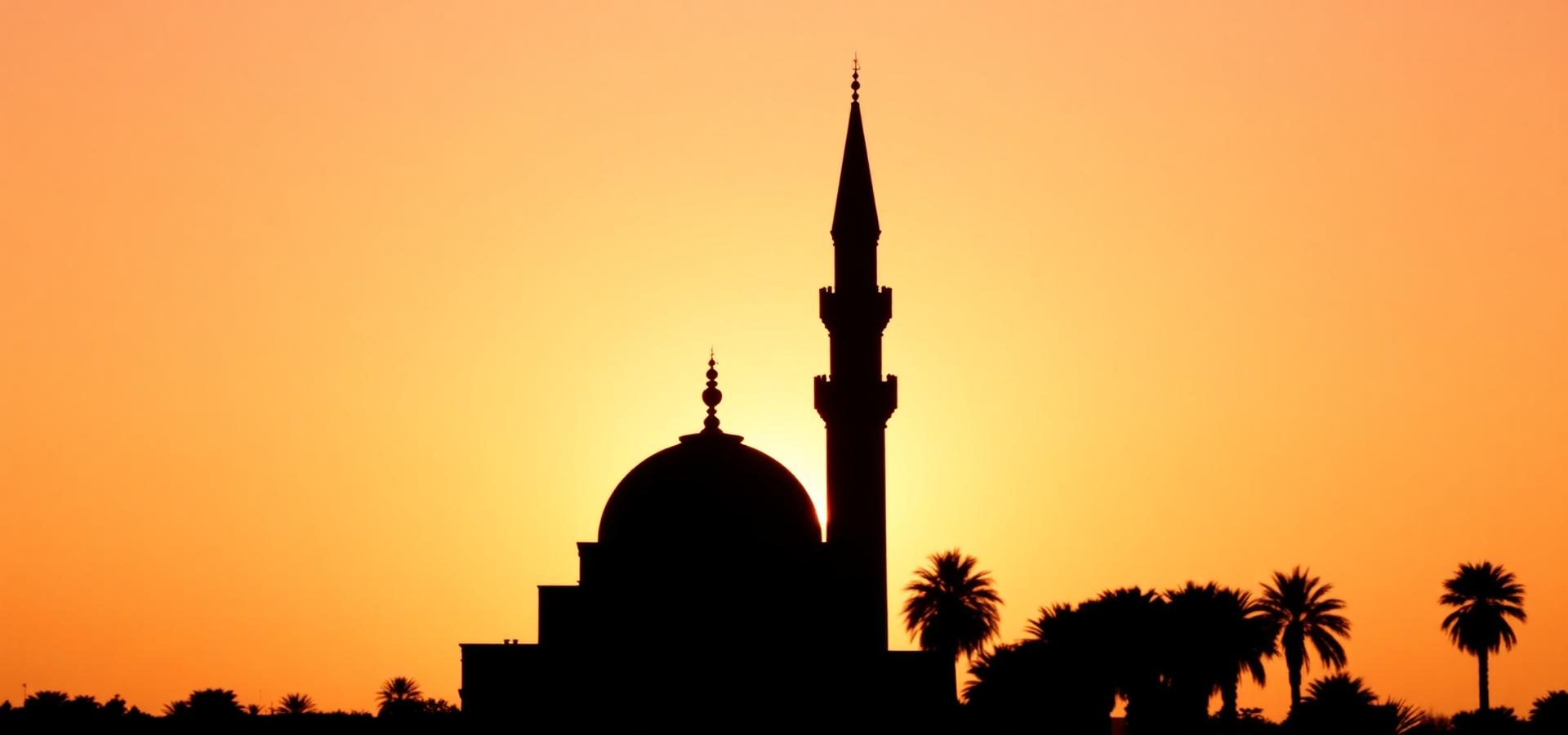 Silhouet van een Marokkaanse moskee met minaret bij zonsondergang